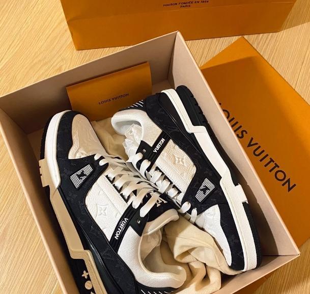 LOUIS VUITTON 黒スニーカー