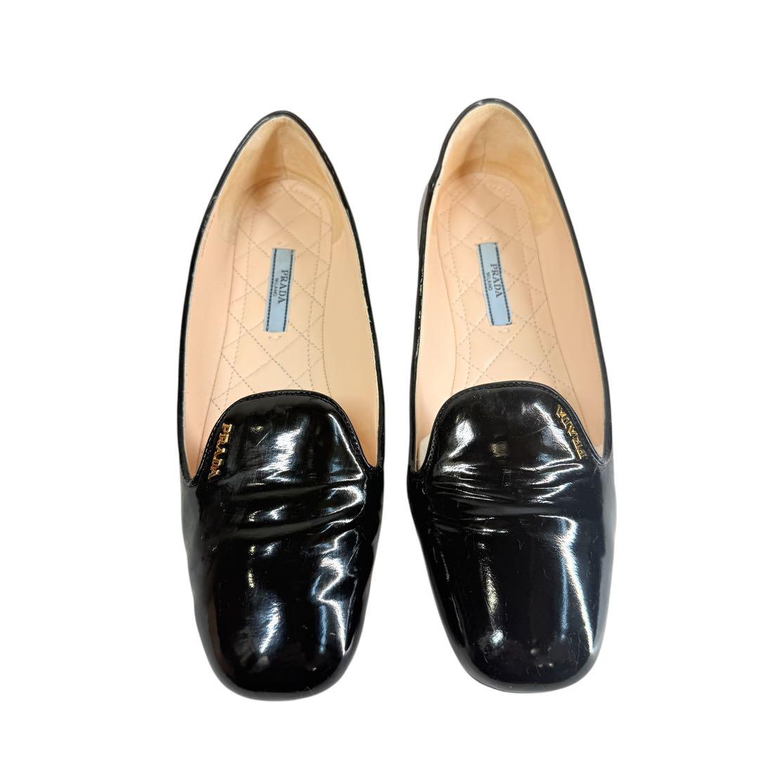 PRADA フラットシューズ（38.5）羊革パテントレザー　金ロゴ　キルティング