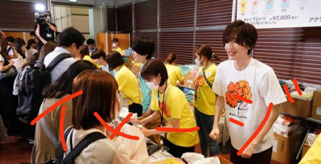 24時間テレビ Tシャツ　なにわ男子メンバー手渡し