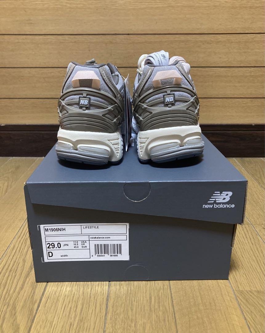 靴 INVINCIBLE N.HOOLYWOOD New Balance 1906