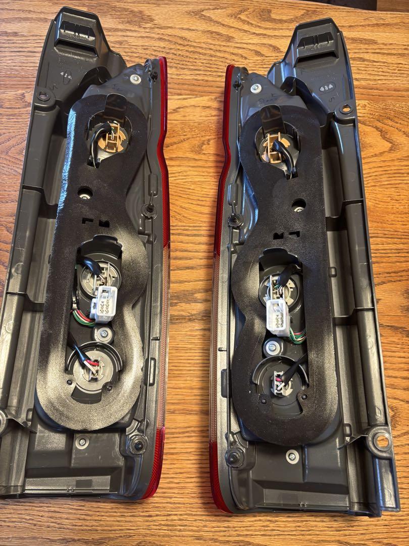 ハイエース200系トヨタ 純正テールランプ８型　ダークプライムⅡ