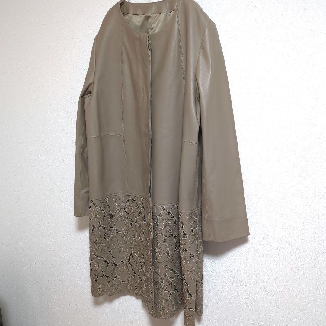 美品　ラムレザー フラワーカットワーク　ノーカラーコート ベージュ　羊革　花柄 レディース-レザーコート 通販｜レザーコートなら三京商会 本店