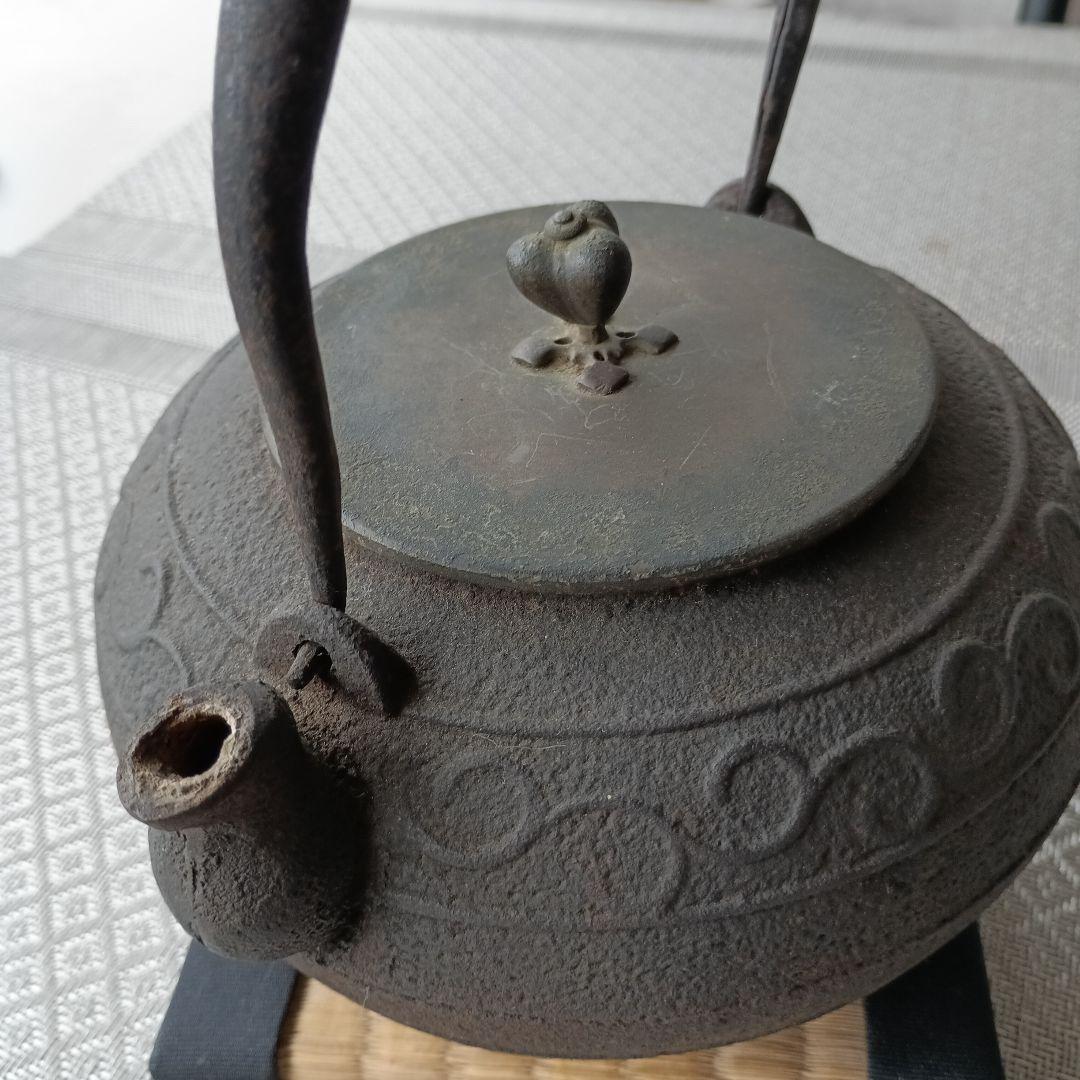 装飾的な模様の鋳鉄製鉄瓶傷や汚れあり