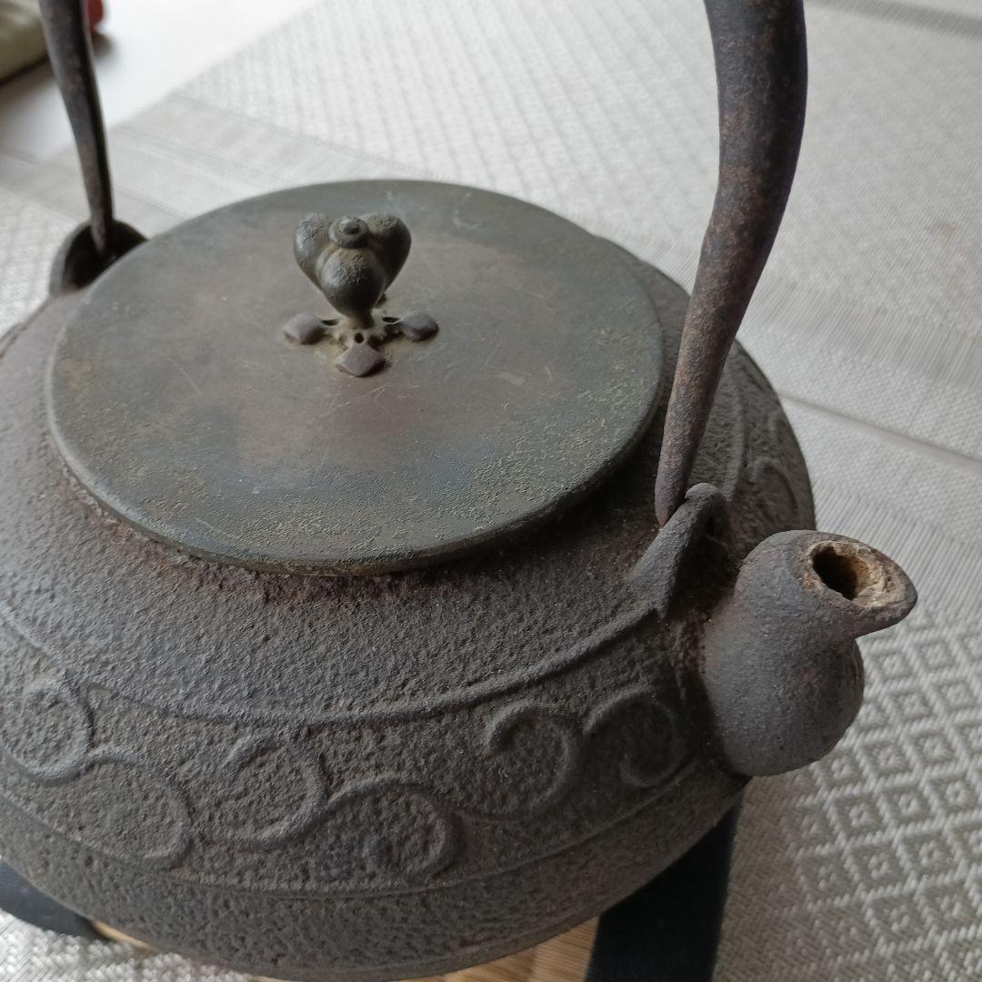 装飾的な模様の鋳鉄製鉄瓶傷や汚れあり