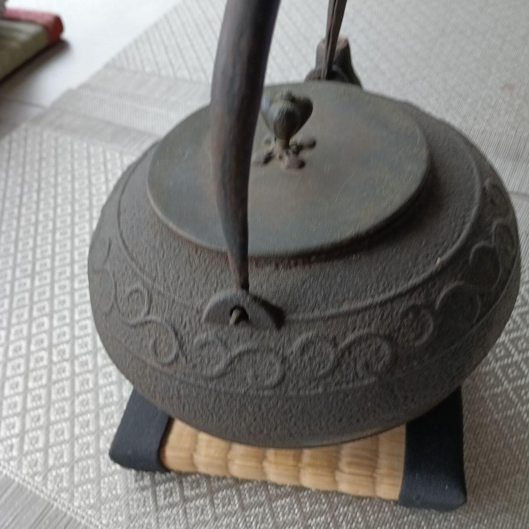 お値下 装飾的な模様の鋳鉄製鉄瓶傷や汚れあり 【緊急大幅値下げ!】