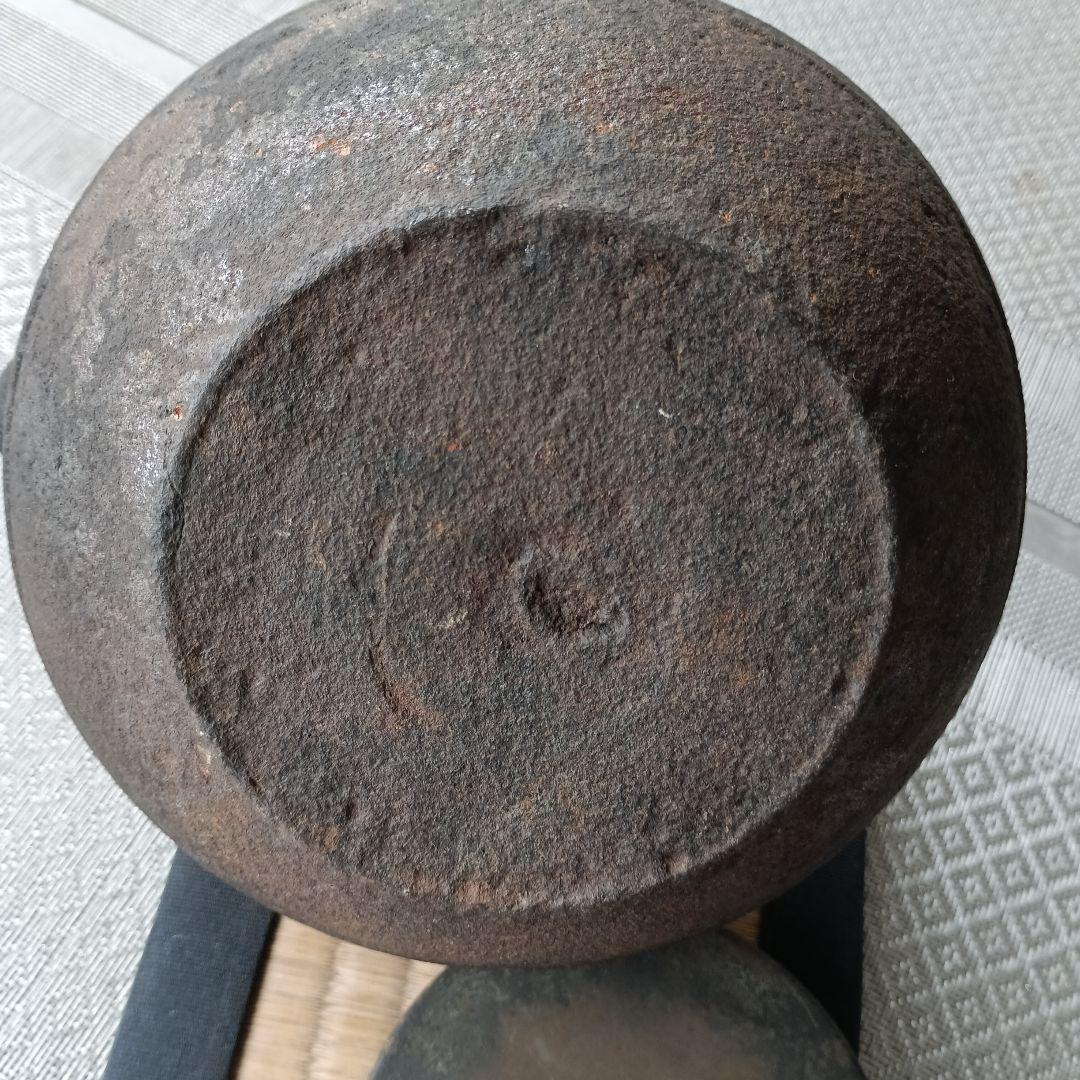 装飾的な模様の鋳鉄製鉄瓶傷や汚れあり