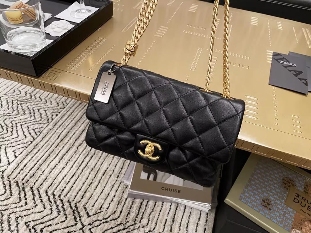 海外購入品CHANEL ブラックレザー ショルダーバッグ CHANEL ブラックレザー ショルダーバッグ - メルカリ