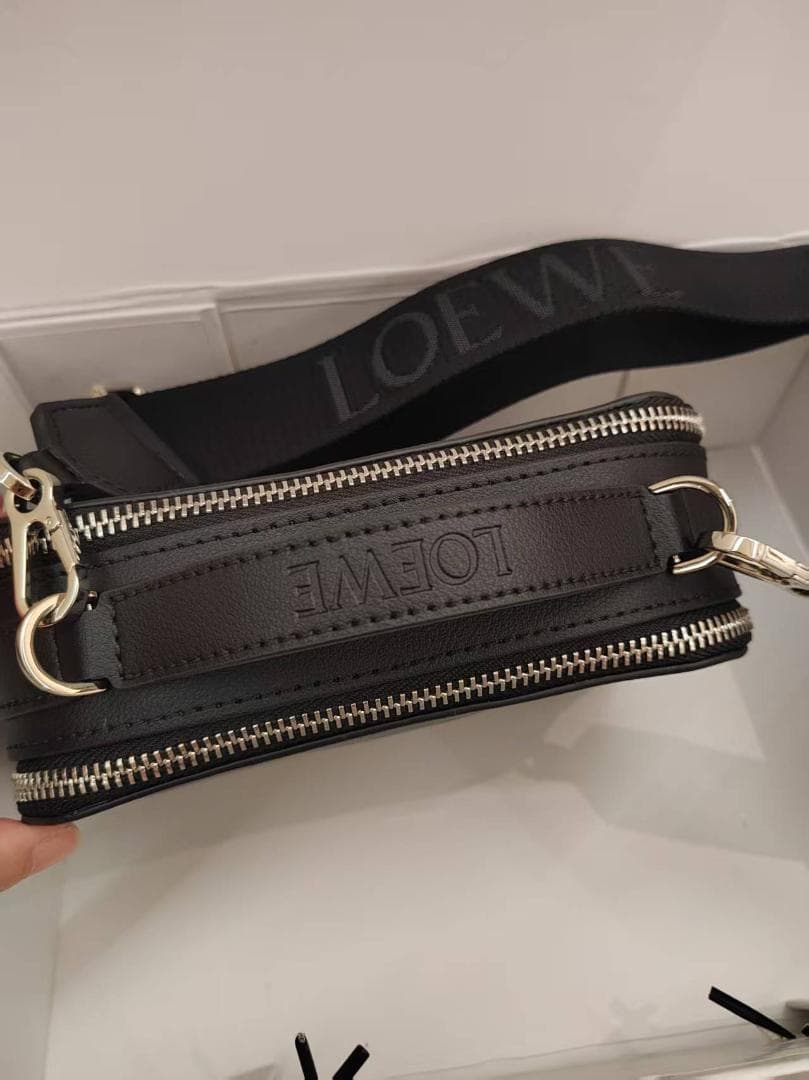 LOEWE ブラックレザー ショルダーバッグ