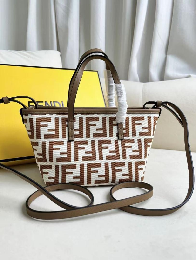 Fendi FFロゴプリントショルダーバッグ FENDI FFロゴプリント ショルダーバッグ - メルカリ