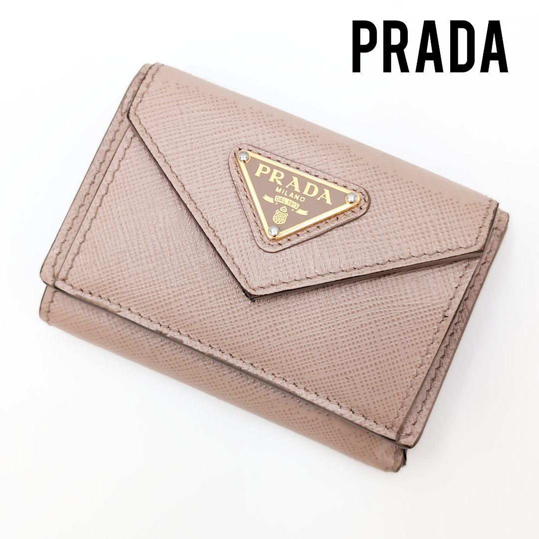 【PRADA】サフィアーノトライアングル カードホルダー★ベージュ 三越伊勢丹 | PRADA/プラダ_Women通販 | サフィアーノ