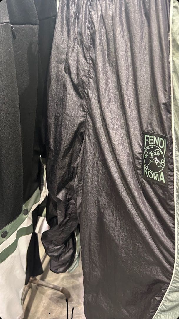 FENDIローマ　ワイドパンツ 販売証明書付き