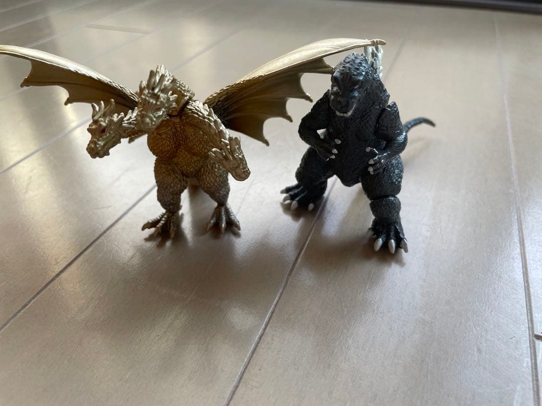 ゴジラ&キングギドラ ミニチュアフィギュアセット - メルカリ