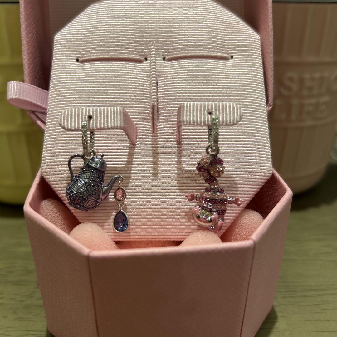 スワロフスキー Swarovski ディズニー 不思議の国のアリス ピアス