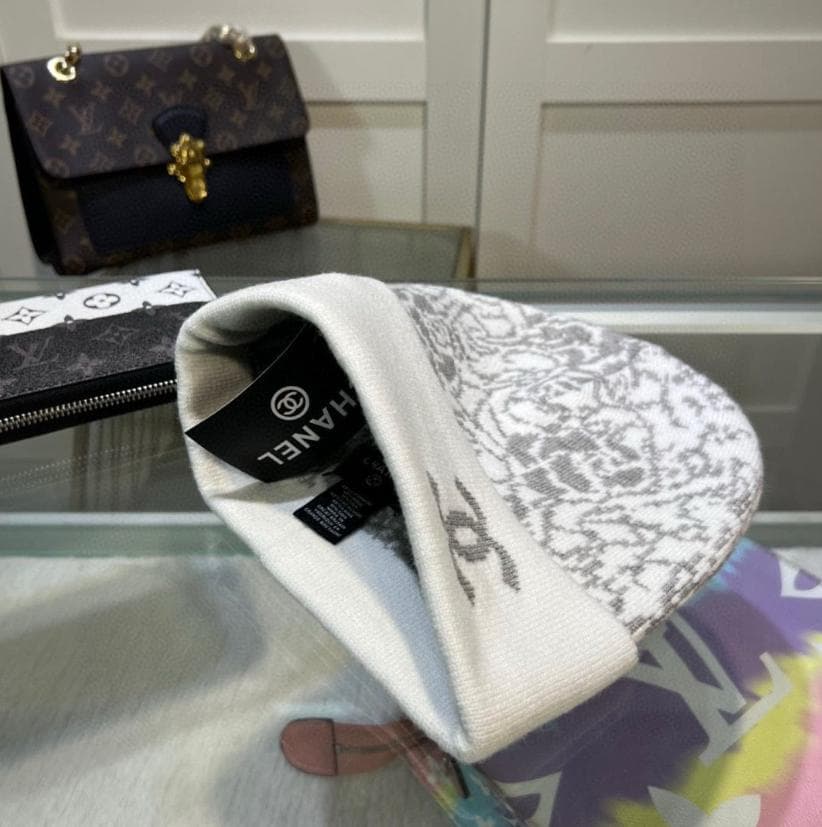 CHANEL 花柄ニット帽 ホワイト/グレー CHANEL 花柄ニット帽 ホワイト/グレー