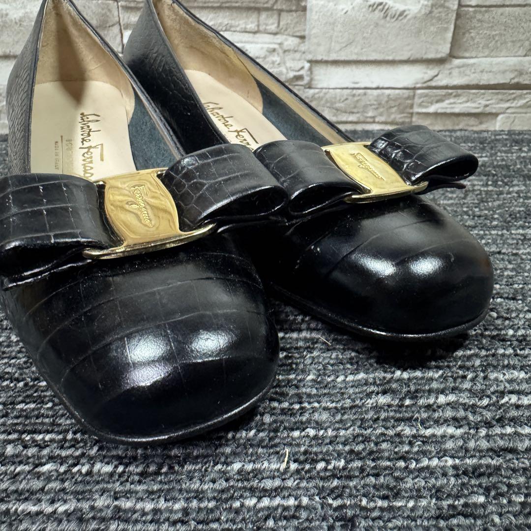 美品】Ferragamo ヴァラ パンプス 24cm ブラック クロコ型押し