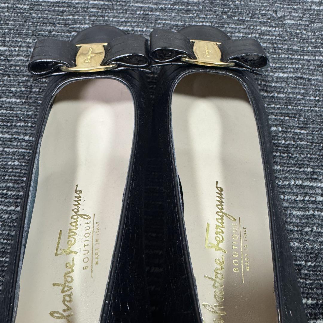 美品 ザルヴァトーレFerragamo パンプスブラック サイズ24センチ 美品】Ferragamo ヴァラ パンプス 24cm ブラック クロコ型押し