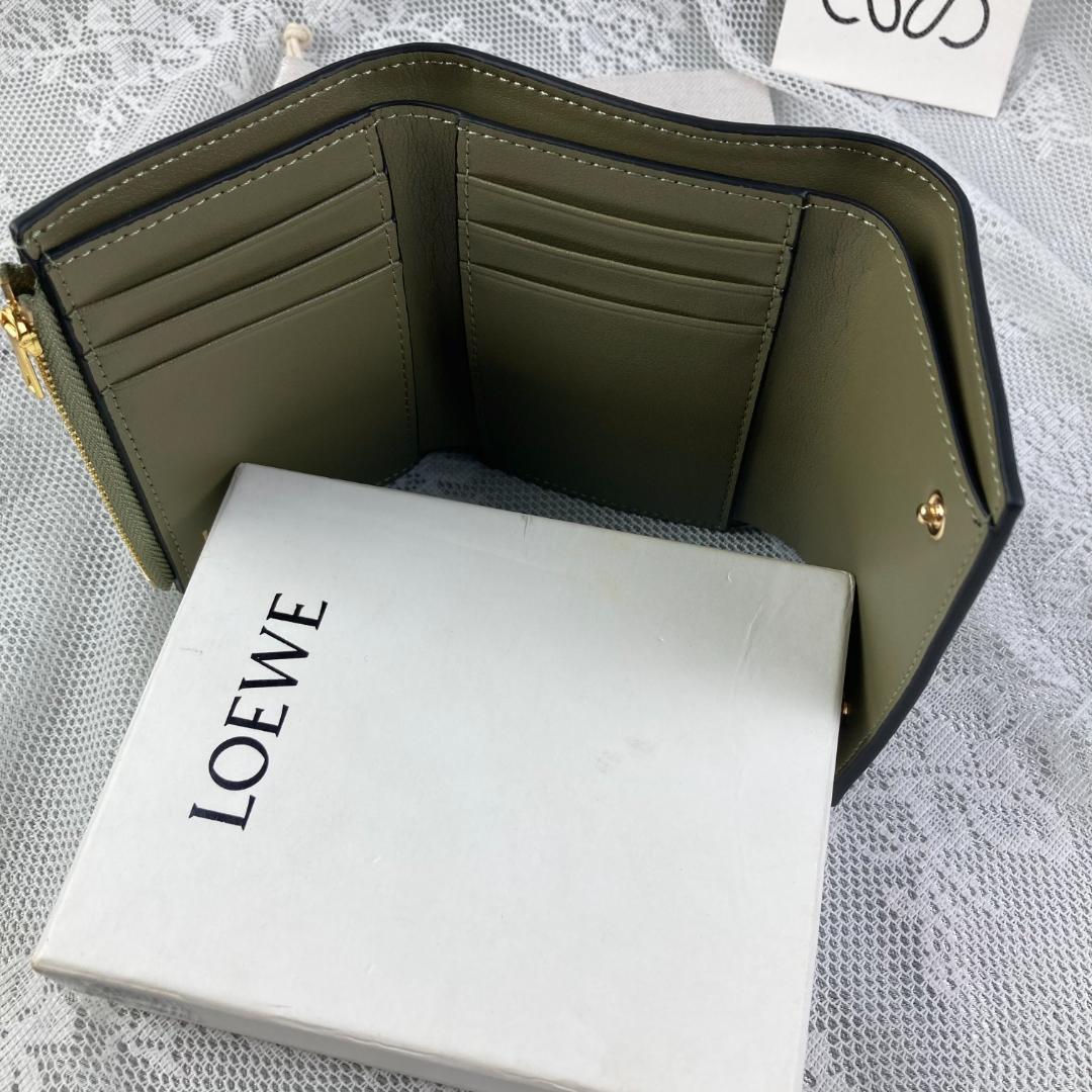 LOEWE オリーブグリーン 三つ折り財布 LOEWE オリーブグリーン 三つ折り財布 - メルカリ