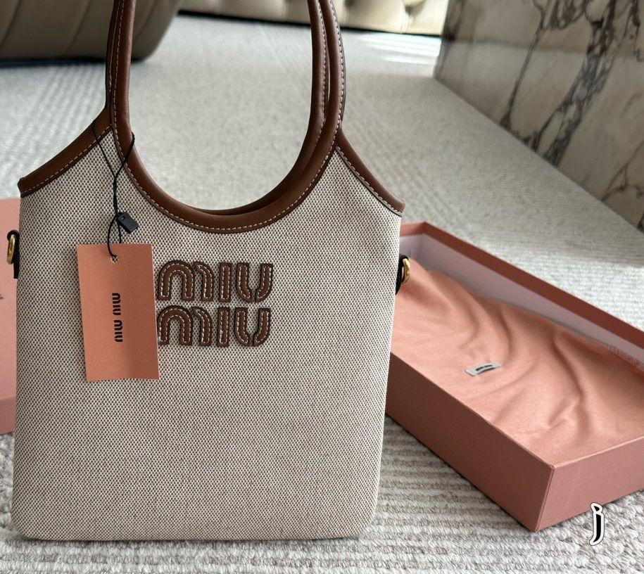 MIU MIUショルダーバッグ