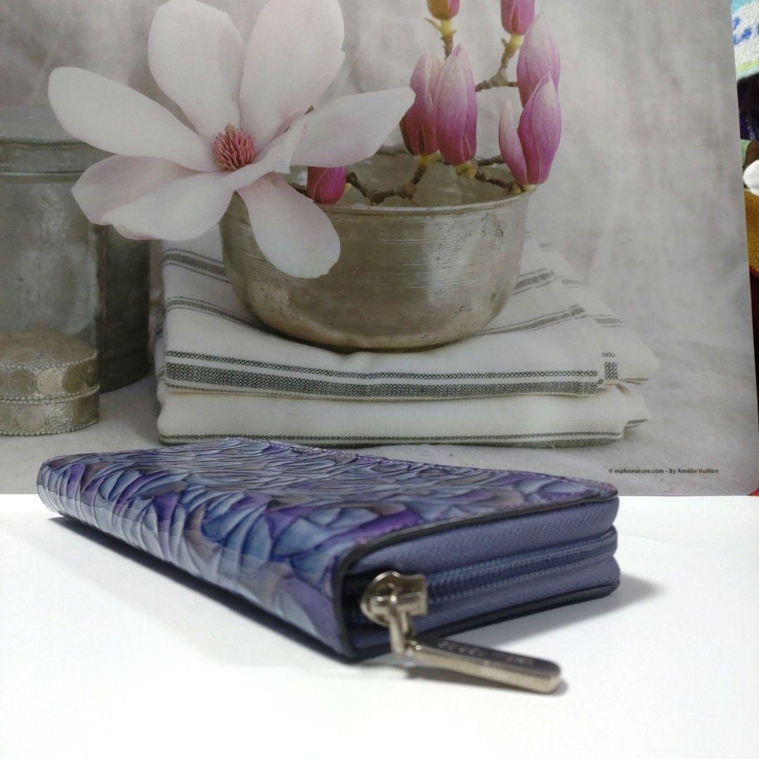 ◆COCCO FIORE◆綺麗な紫系の薔薇柄が美しいエナメルラウンドタイプ長財布