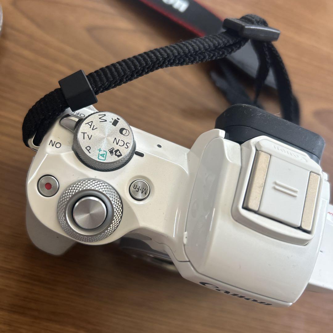 携帯用バッグ付き】 Canon EOS Kiss M ホワイト レンズキット カメラ