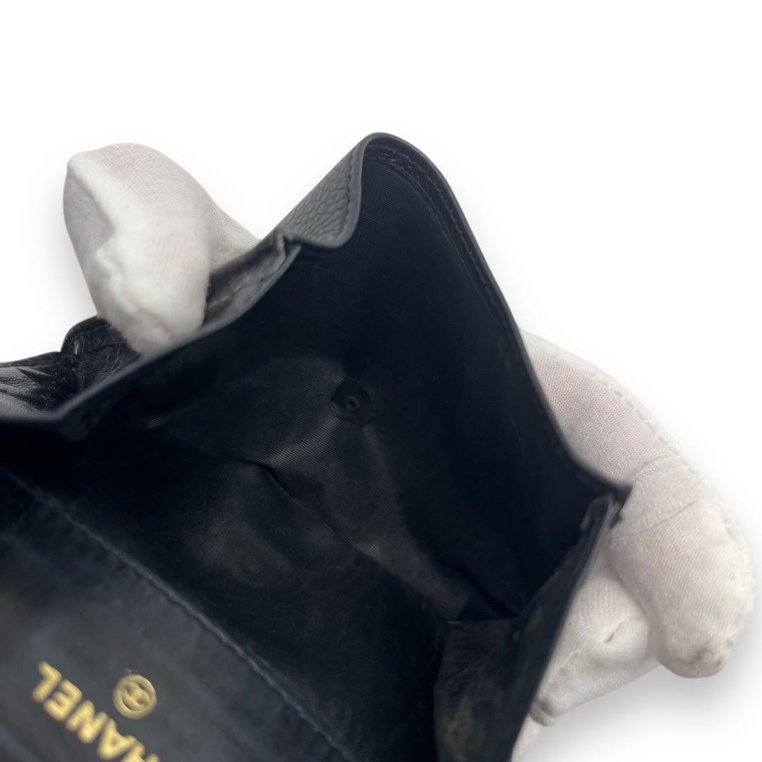 シャネル　ココマーク刺繍　二つ折り　コンパクトウォレット　キャビアスキン　黒