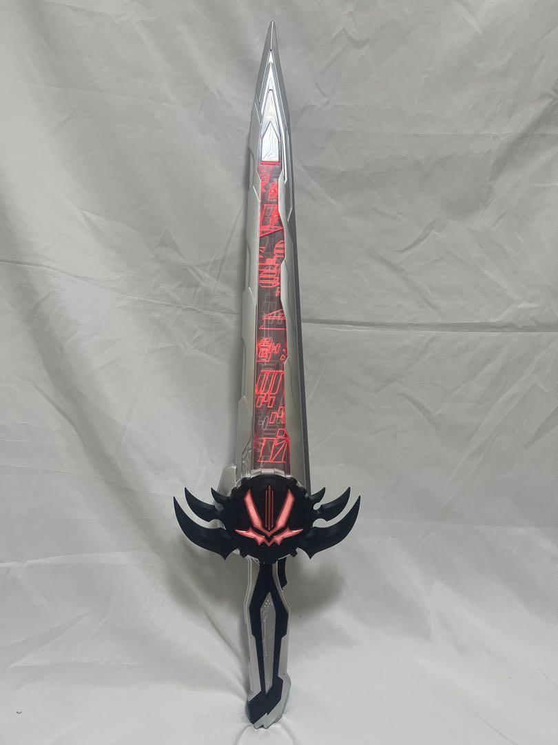 仮面ライダーデザスト 究極大聖剣用 黒嵐剣漆黒エンブレム 仮面ライダーデザストに変身！DX黒嵐剣漆黒エンブレム& 骸骨忍者