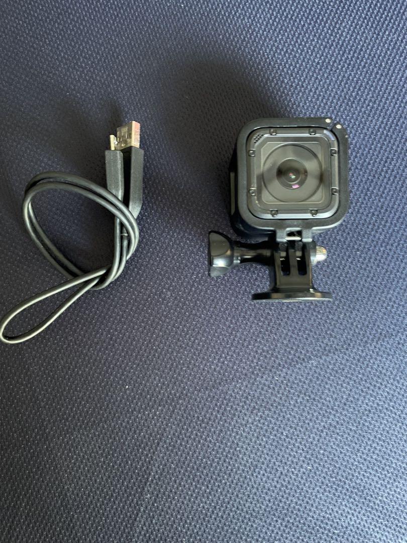 GoPro Hero Session 本体とUSBケーブルのみ