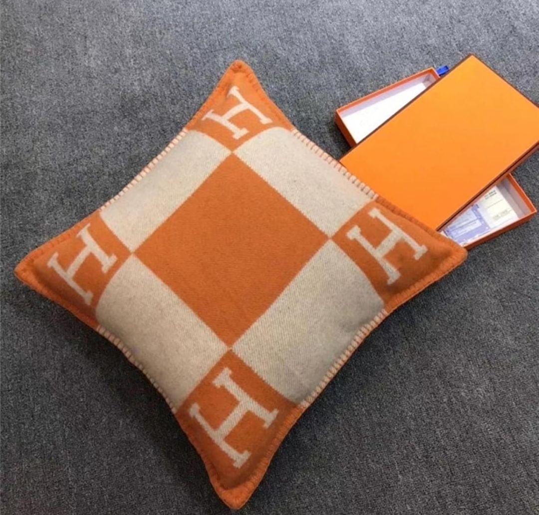 Hロゴ クッションカバー オレンジチェック