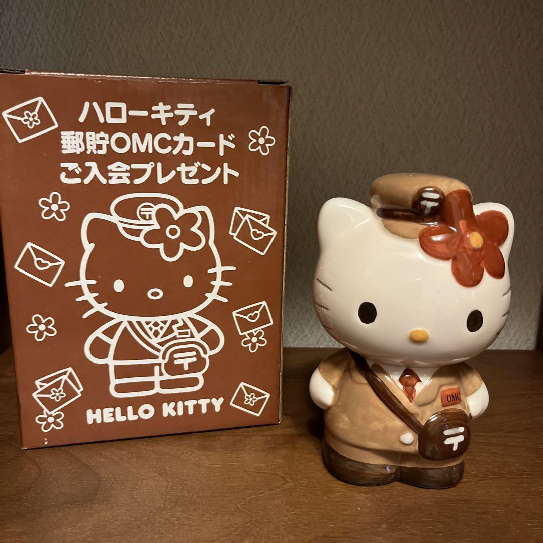 郵便局 OMCカードキティちゃん 配達員 貯金箱 陶器　レトロ ハローキティ 貯金箱 郵便局員 キティちゃん - メルカリ