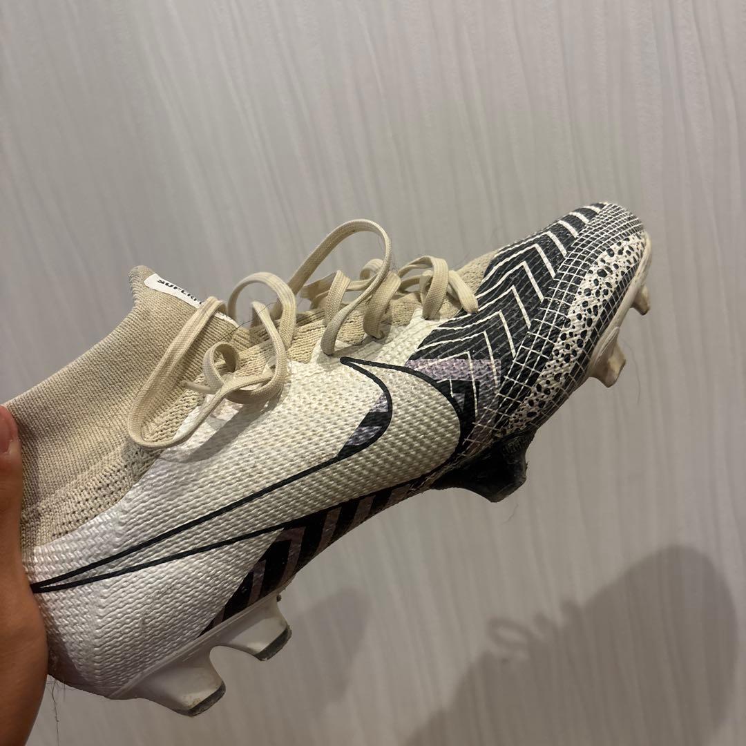 Nike サッカーシューズ ハイカット ホワイト/ブラック - メルカリ Nike サッカーシューズ ハイカット ホワイト/ブラック - メルカリ