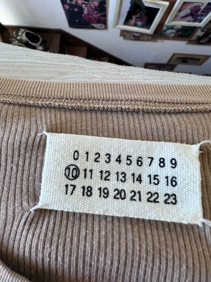 マルジェラ　アーカイブベージュ ヘンリーネック長袖Tシャツ