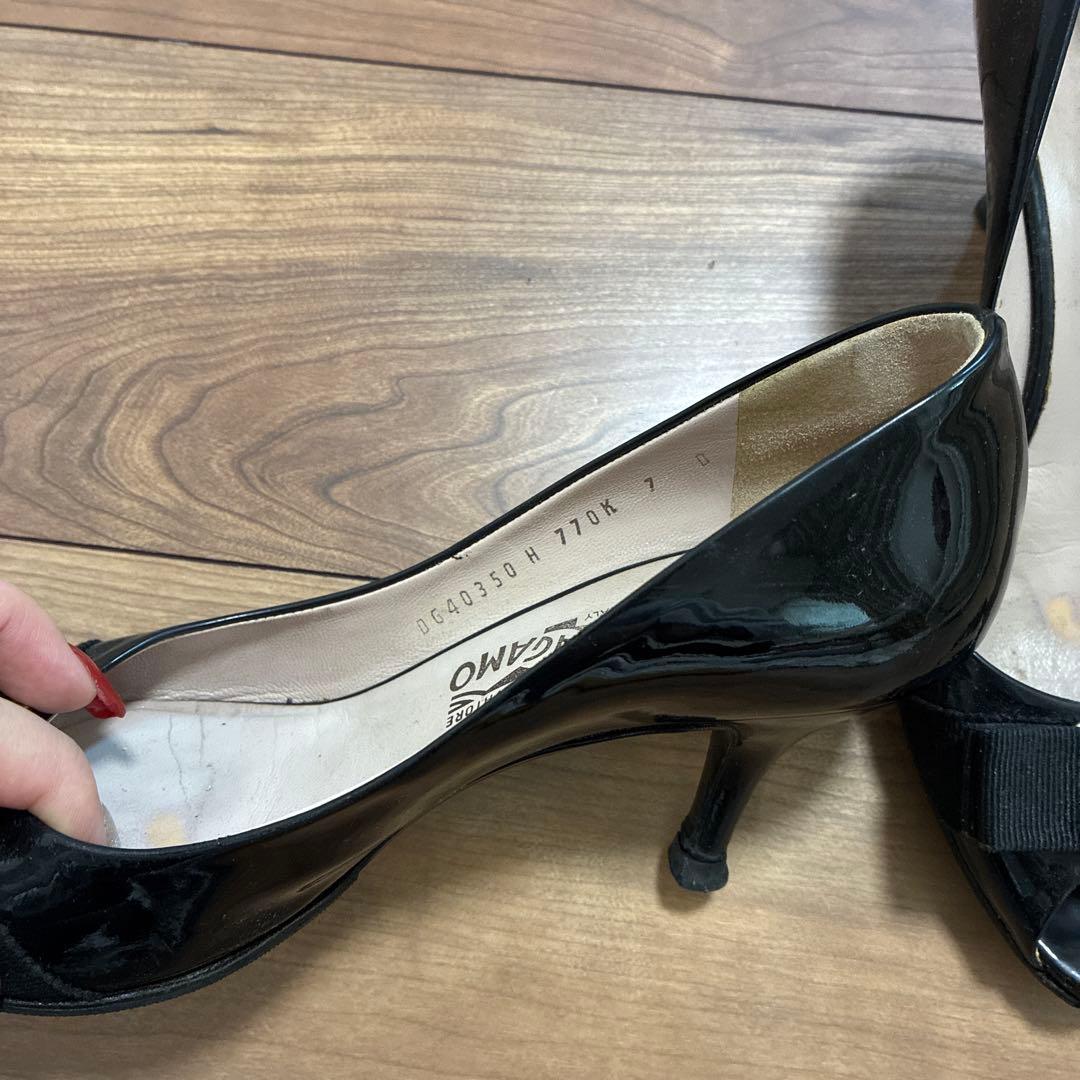Ferragamo ブラック オープントゥパンプス 7 - メルカリ