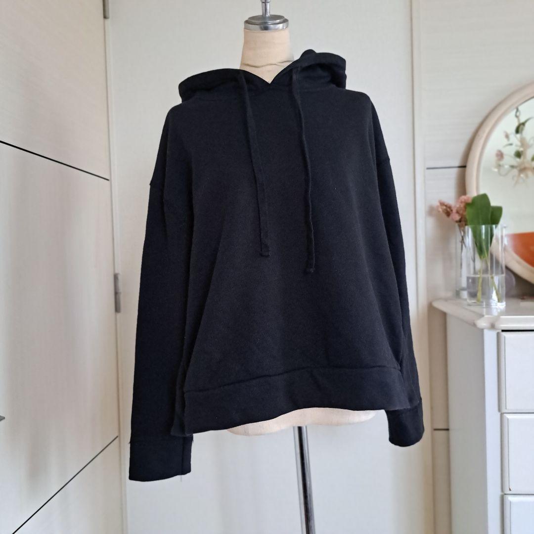 驚きの値段 alo】VAUNT HOODIE フード付パーカープルオーバー黒 トップス