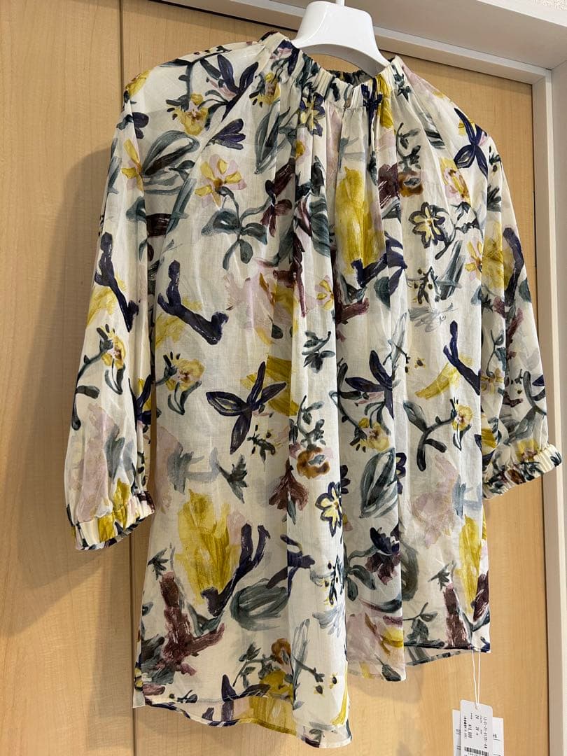 【新品タグ付き】トゥモローランド アピースフラワープリントネックギャザーブラウス