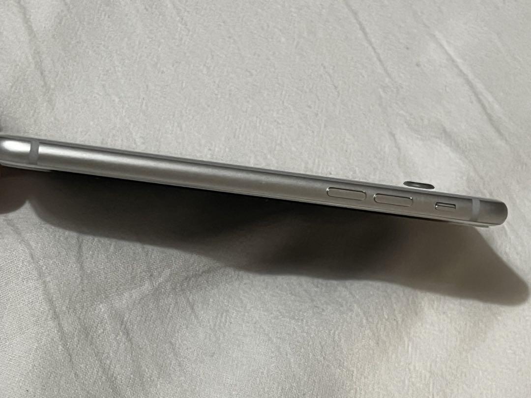 Apple iPhone 8 シルバー 本体　64GB SIMフリー