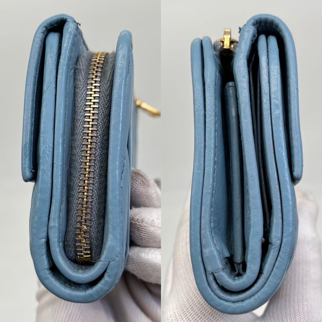美品✨ミュウミュウ　折り財布　マテラッセ　ロゴ金具　ライトブルー ミュウミュウ 二つ折り財布 マテラッセ ロゴ金具 レザー ライト