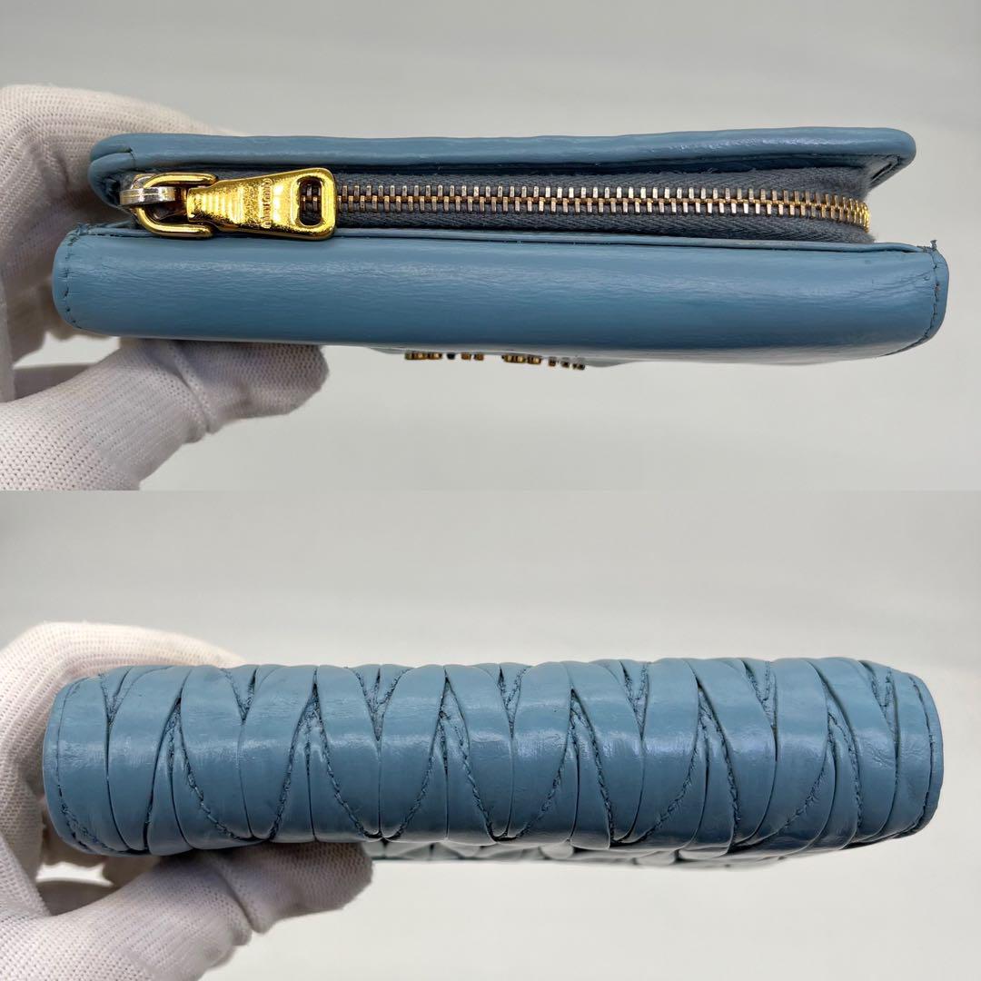美品✨ミュウミュウ 折り財布 マテラッセ レザー ブルー ゴールド金具 ロゴ ミュウミュウ 二つ折り財布 マテラッセ ロゴ金具 レザー ライト