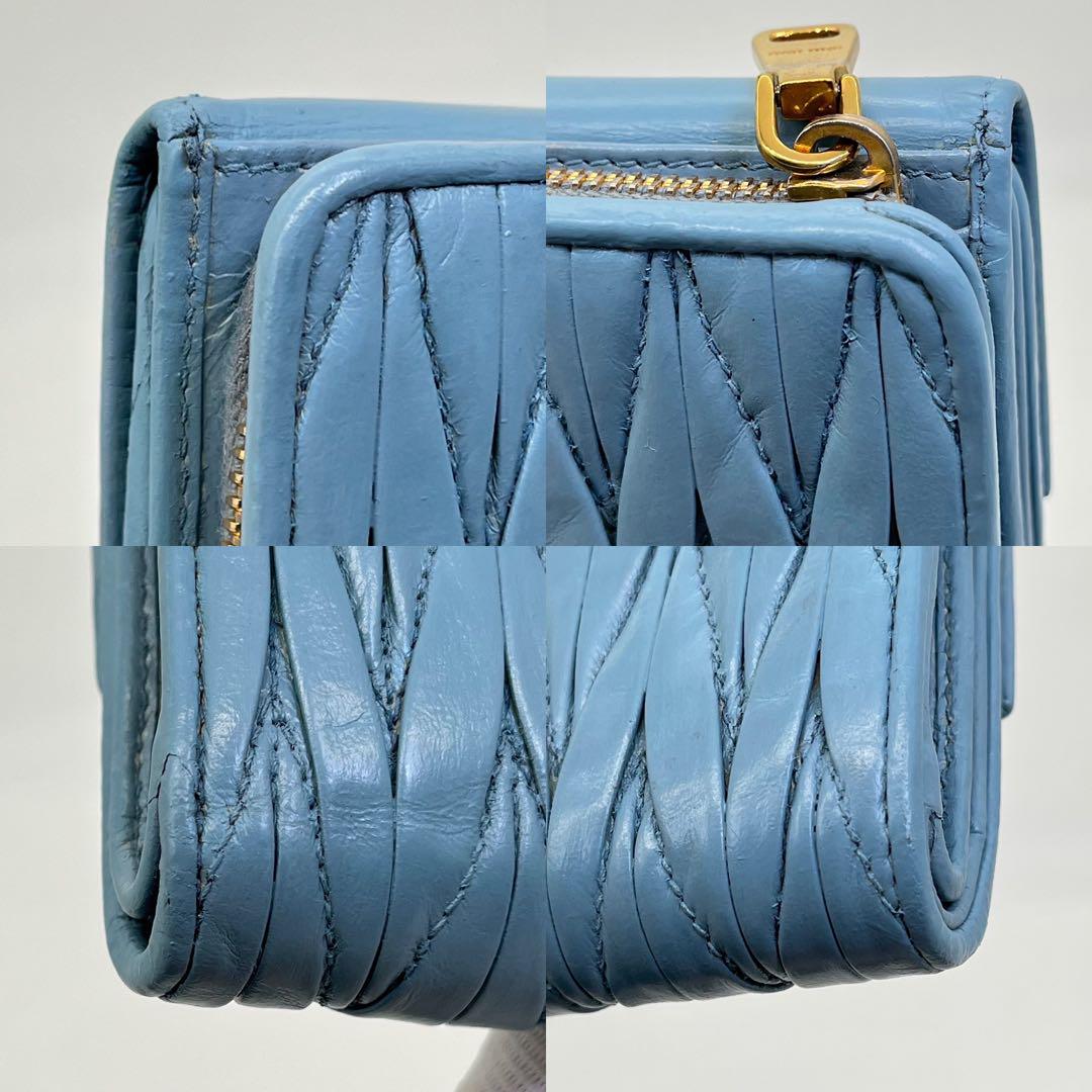 美品✨ミュウミュウ　折り財布　マテラッセ　ロゴ金具　ライトブルー ミュウミュウ 二つ折り財布 マテラッセ ロゴ金具 レザー ライト