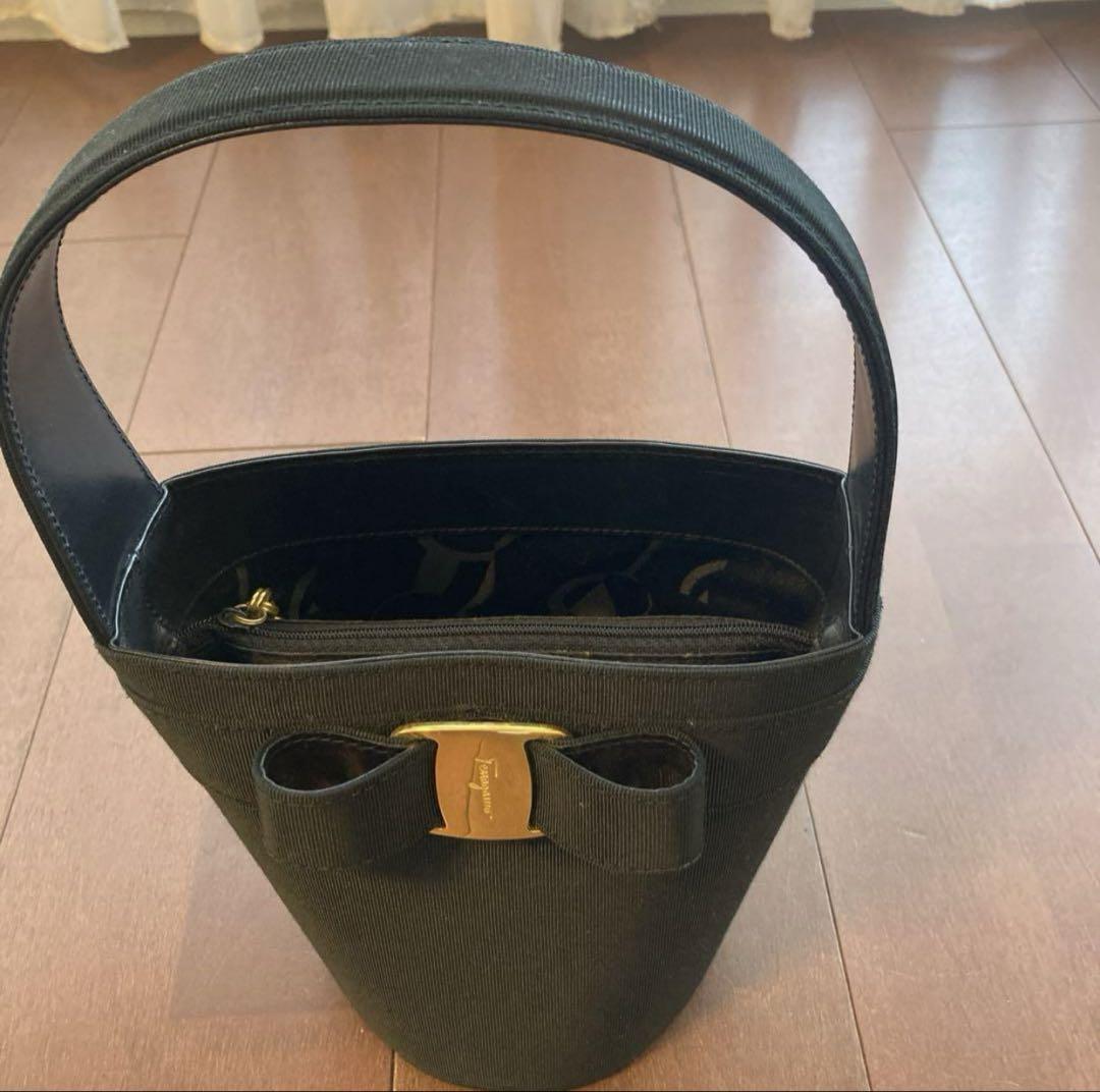 フェラガモ　黒 バケツ型バッグ リボン付き