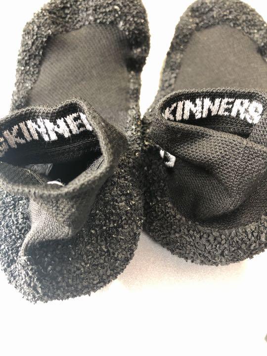 はクルッと✥ SKINNERS ポータブルソックスシューズ ブラックホワイト fLdZ0-m61012966923 スキナーズ ≑のポータブ