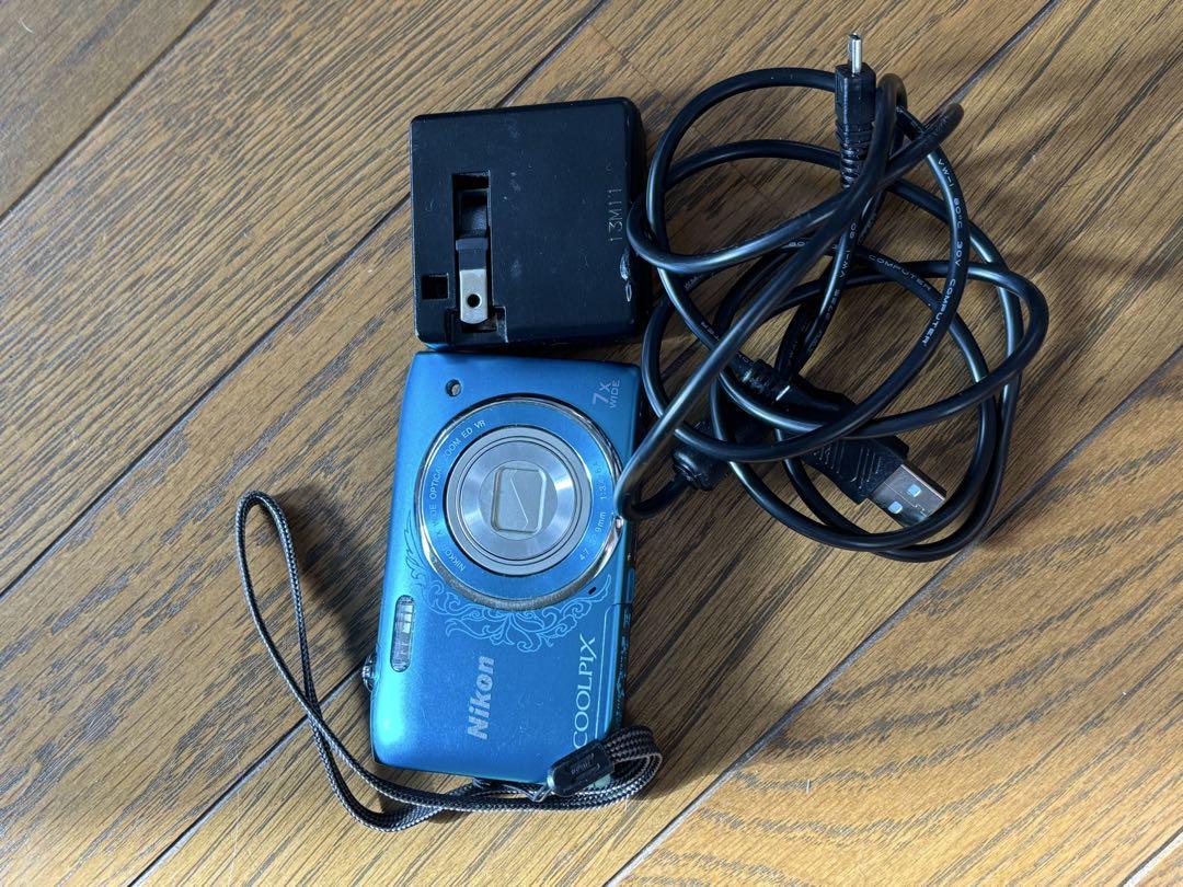 美品　Nikon COOLPIX S3500 青色 本体と充電器付き