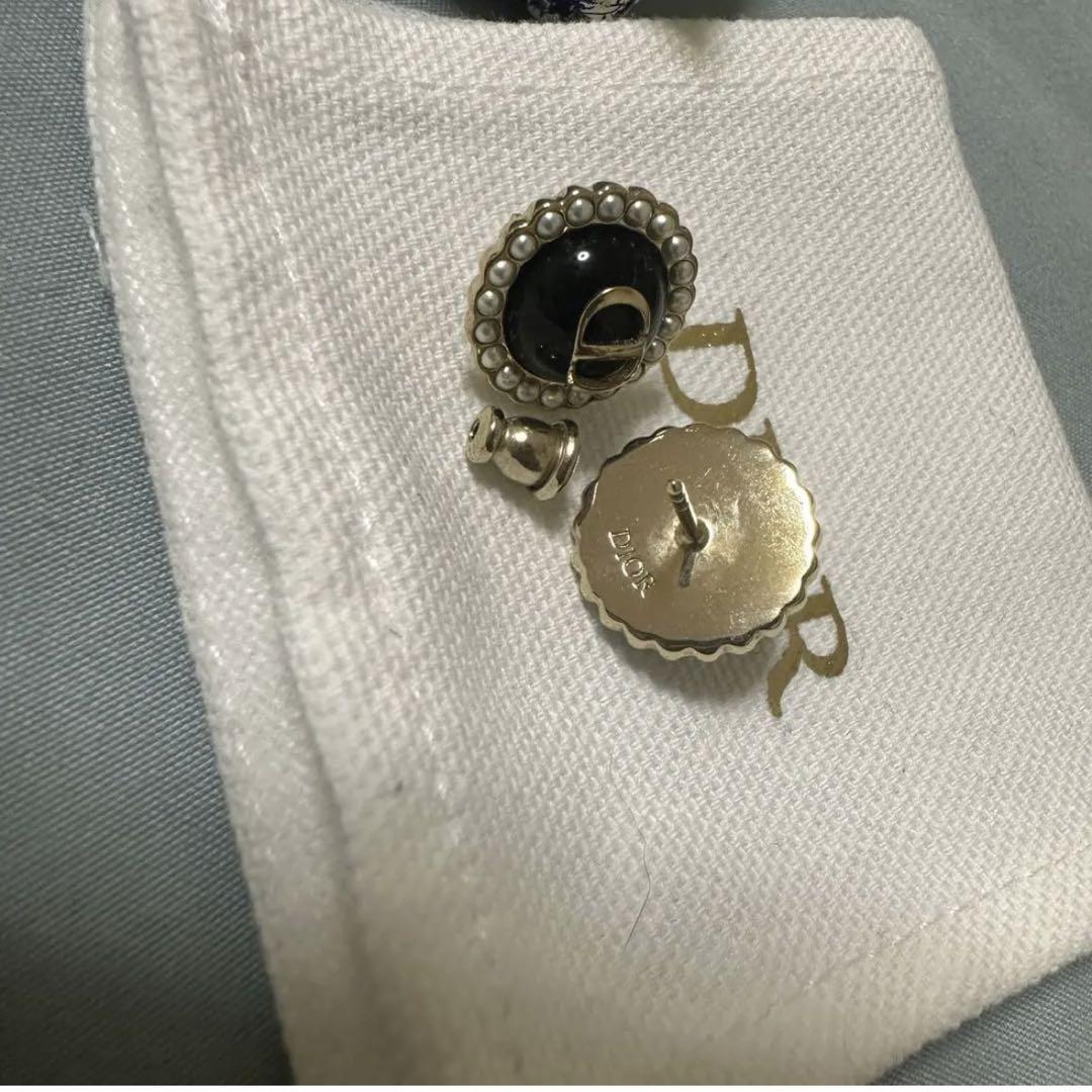 DIOR ピアス　Petit CD Baroque スタッドピアス　黒 DIOR ピアス Petit CD Baroque スタッドピアス