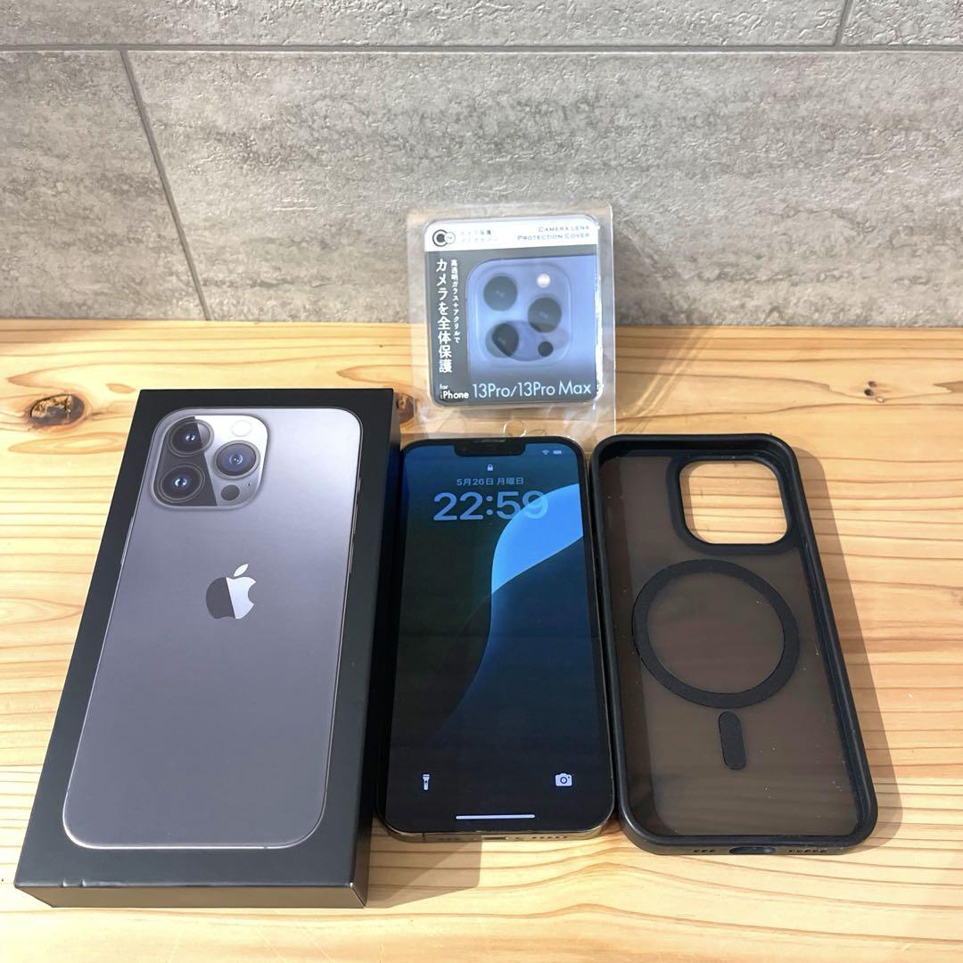 iPhone pro 13 本体とケース　カメラ保護カバー付