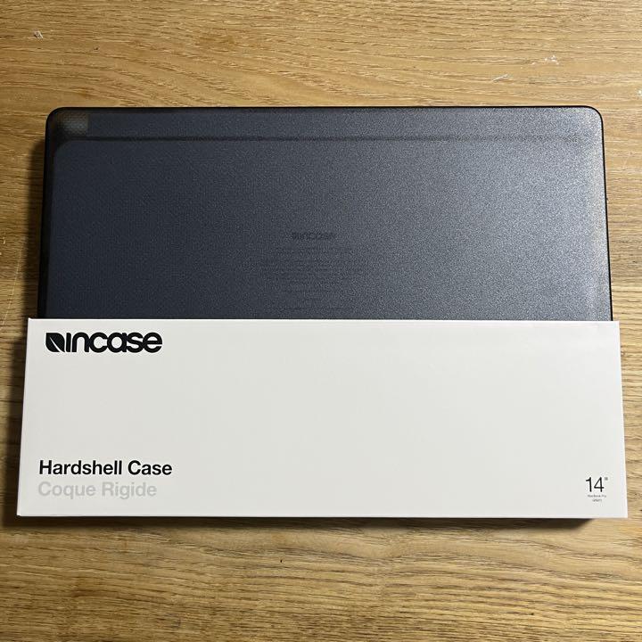 Incase 14インチ Hardshell Case Dots