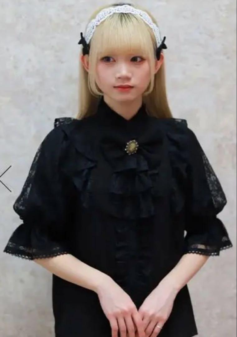 axes femme Chalmiereクラシカルレーシー半袖ブラウス（クロ）