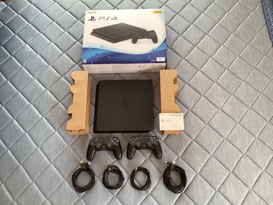 PlayStation 4 コントローラー2個 ケーブル類 ソフトおまけ目立った傷や汚れなし
