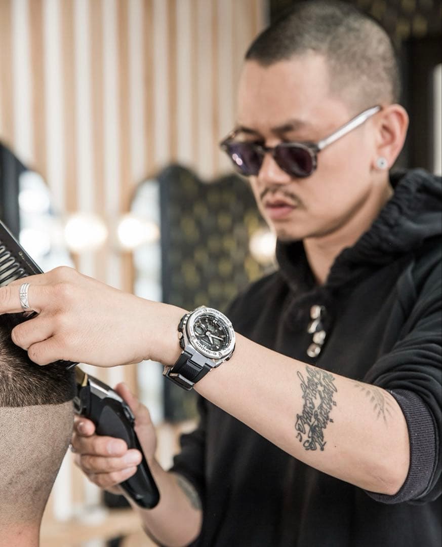 【極美品】G-SHOCK GST-W110 電波ソーラー メンズ 腕時計 【極美品】G-SHOCK GST-W110 電波ソーラー メンズ 腕時計