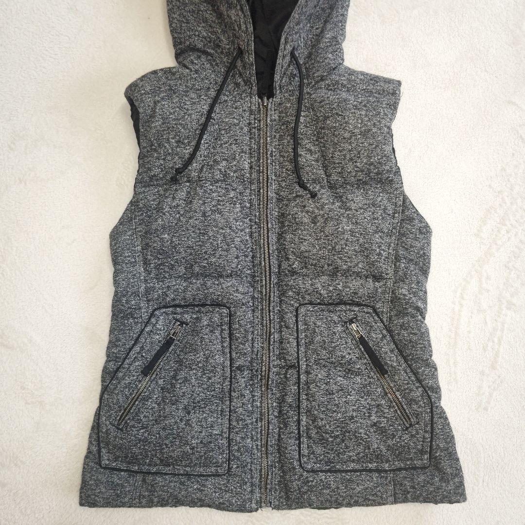 フード付きグレー ダウンベスト