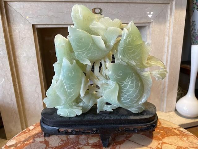 翡翠 魚の彫刻 木製台座付き - メルカリ