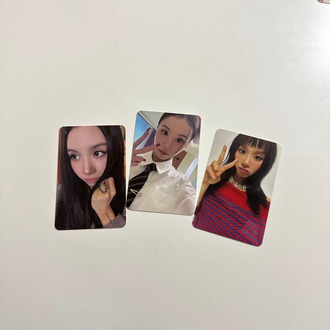 TWICE チェヨン:サイン付きトレカ3枚＋付録 - メルカリ